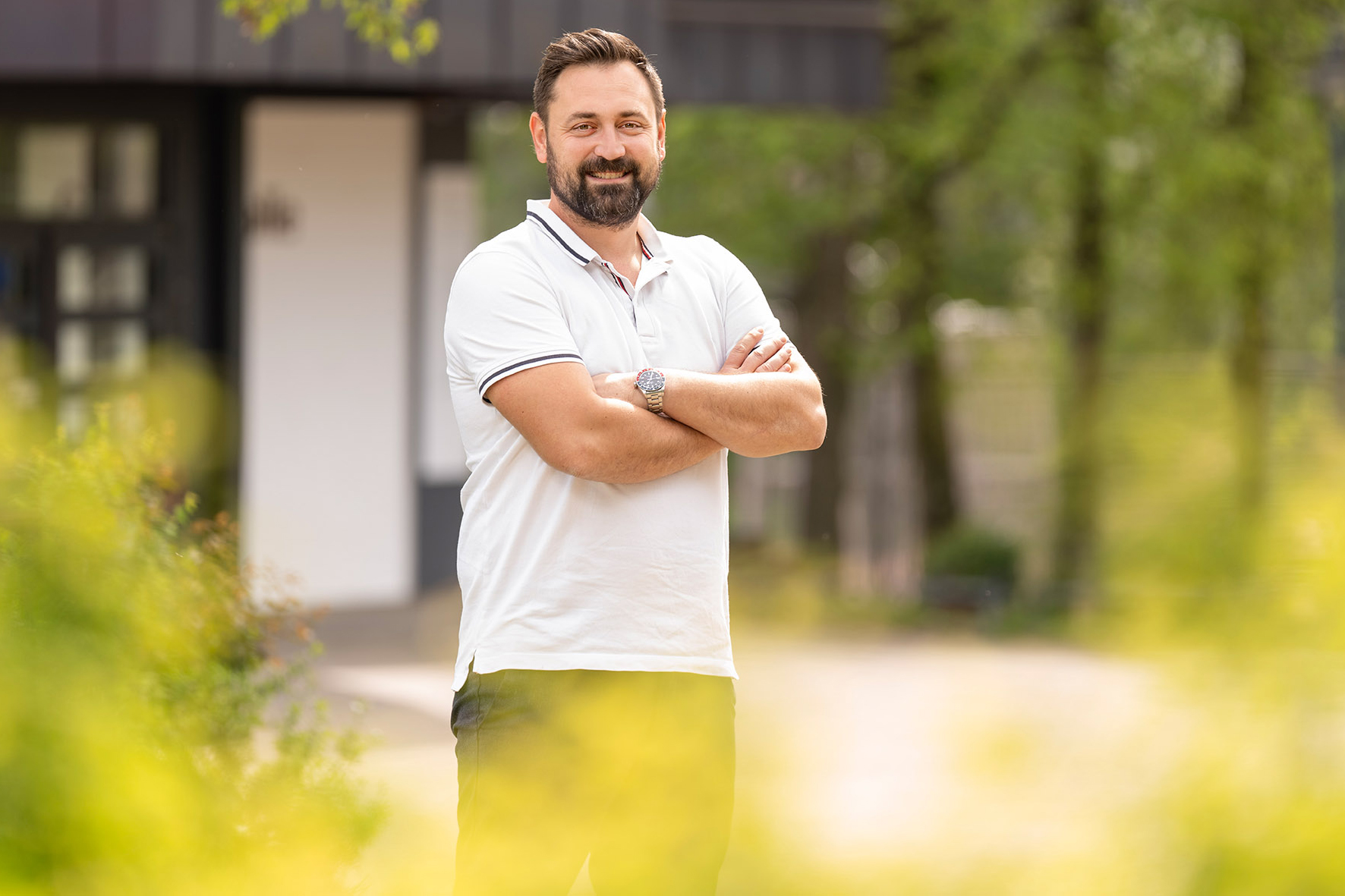 Marc Menzel, Kandidat für den Gemeinderat von Zell u. A. steht vor der Gemeindehalle Zell unter Aichelberg