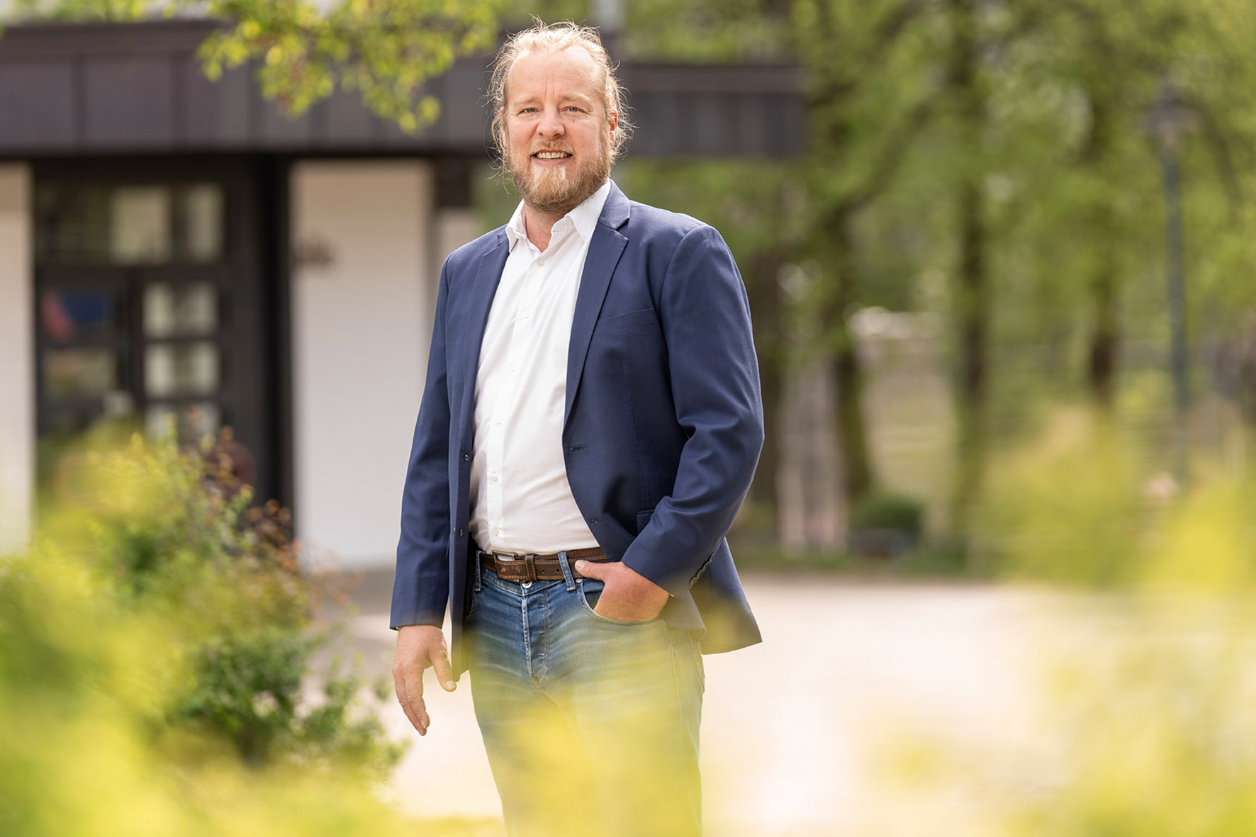 Mathias Dahlmann, Kandidat für den Gemeinderat von Zell u. A. steht vor der Gemeindehalle Zell unter Aichelberg