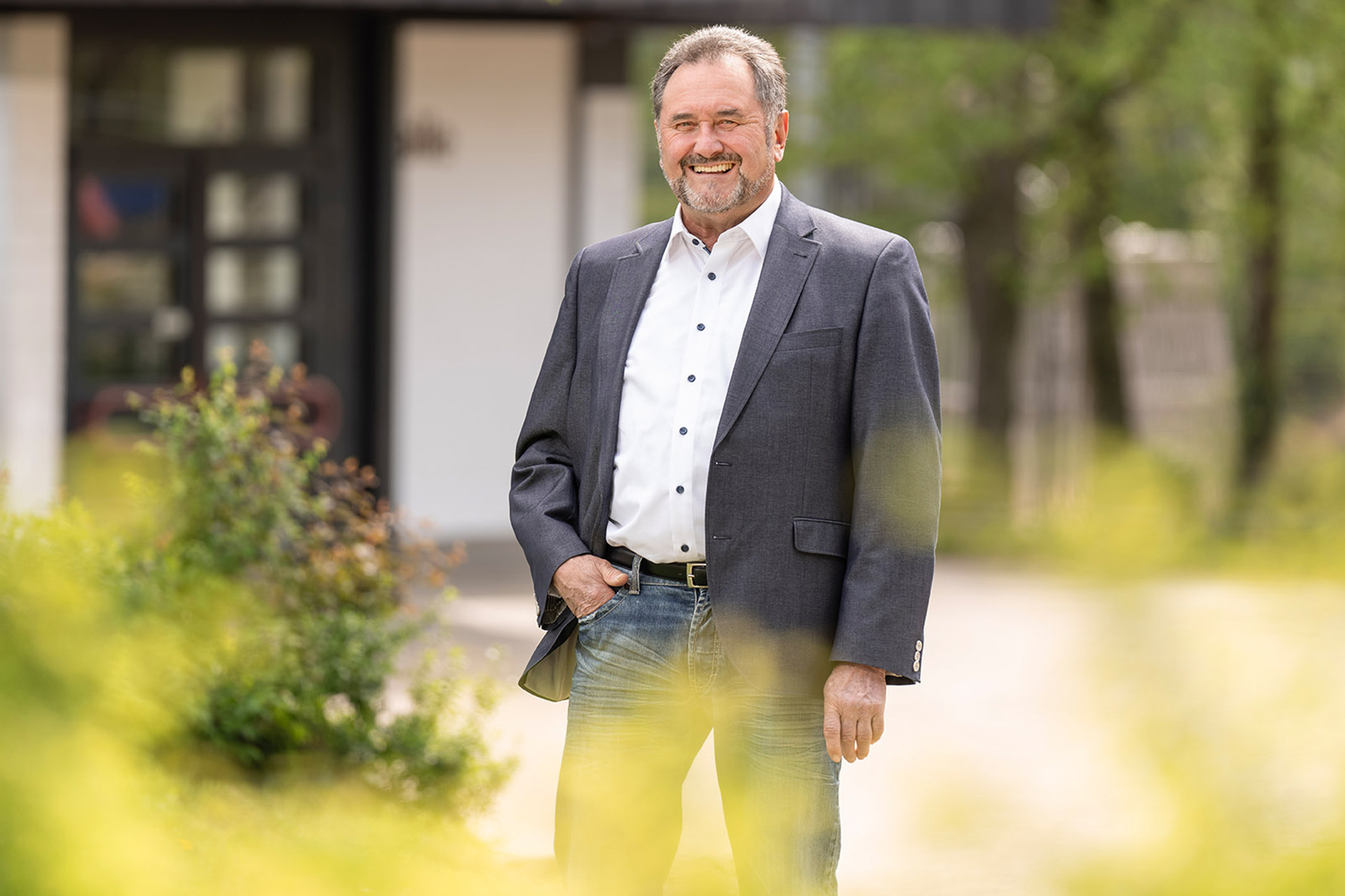 Martin Holl, bisheriger Gemeinderat von Zell u. A. steht vor der Gemeindehalle von Zell unter Aichelberg