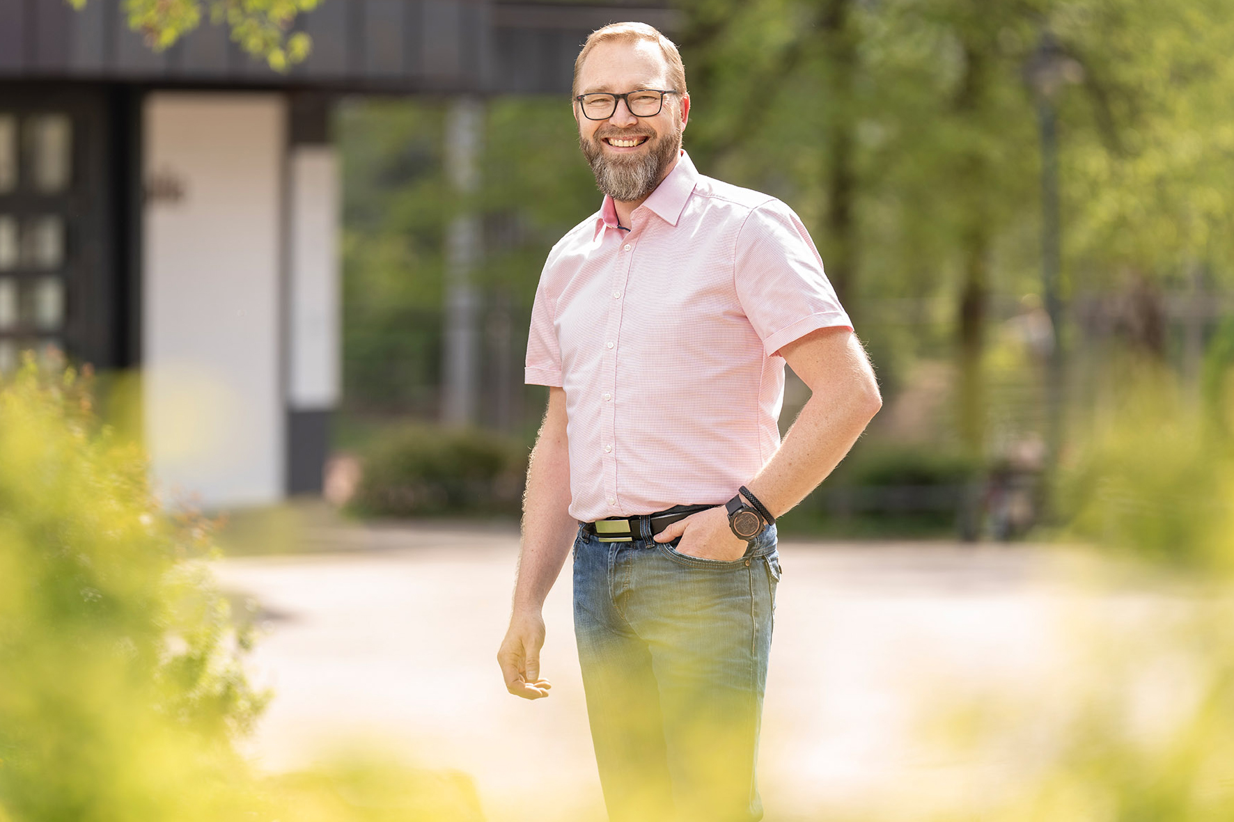 Andreas Förster, Kandidat für den Gemeinderat von Zell u. A. steht vor der Gemeindehalle Zell unter Aichelberg