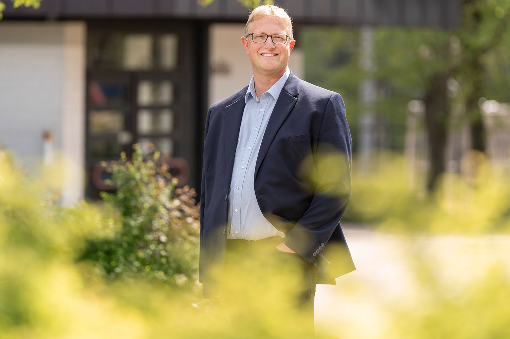 Christian Melzer, Kandidat für den Gemeinderat von Zell u. A. steht vor der Gemeindehalle Zell unter Aichelberg