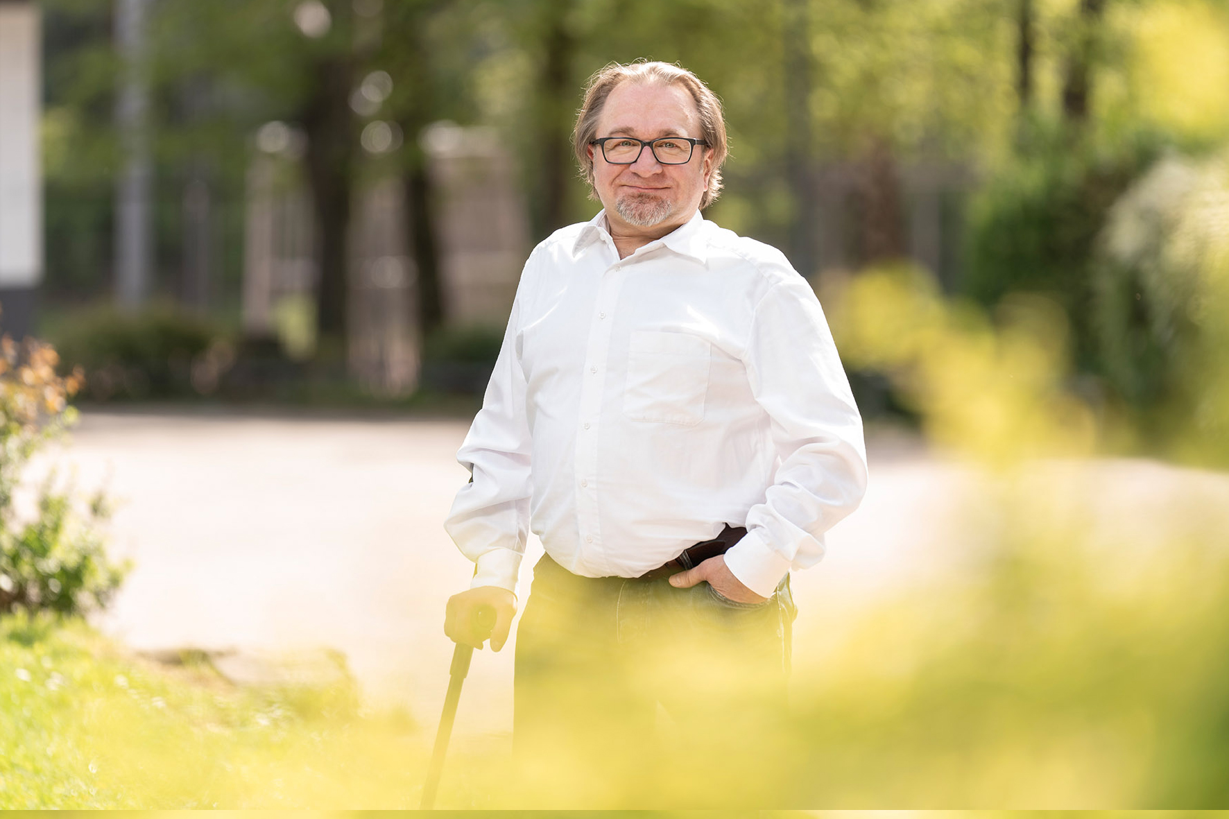 Manuel Moretti, Kandidat für den Gemeinderat von Zell u. A. steht vor der Gemeindehalle Zell unter Aichelberg