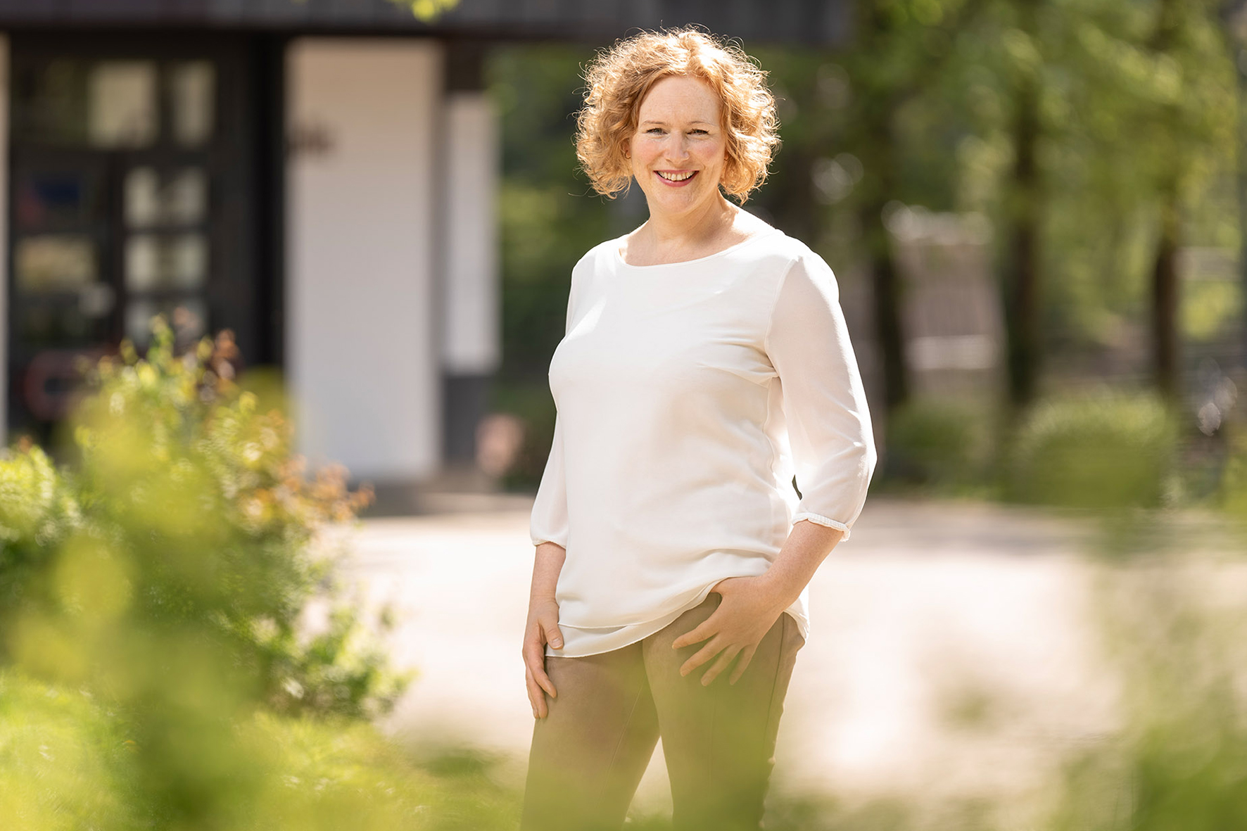 Sandra Hofmann, Kandidatin für den Gemeinderat von Zell u. A. steht vor der Gemeindehalle Zell unter Aichelberg