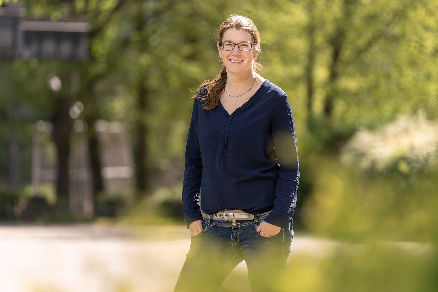 Dr. Anke-Mira Bachmaier, Kandidatin für den Gemeinderat von Zell u. A. steht vor der Gemeindehalle Zell unter Aichelberg