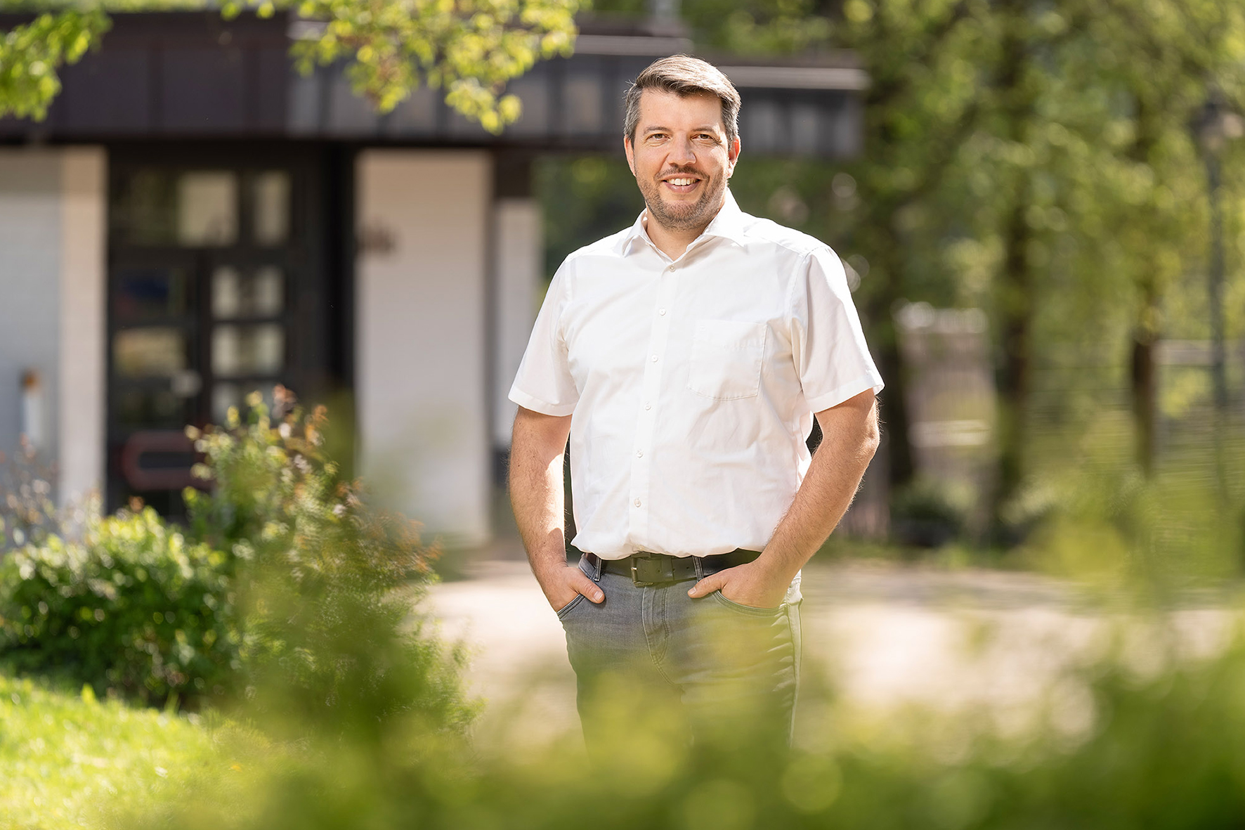 Marco Papatheo, Kandidat für den Gemeinderat von Zell u. A. steht vor der Gemeindehalle Zell unter Aichelberg