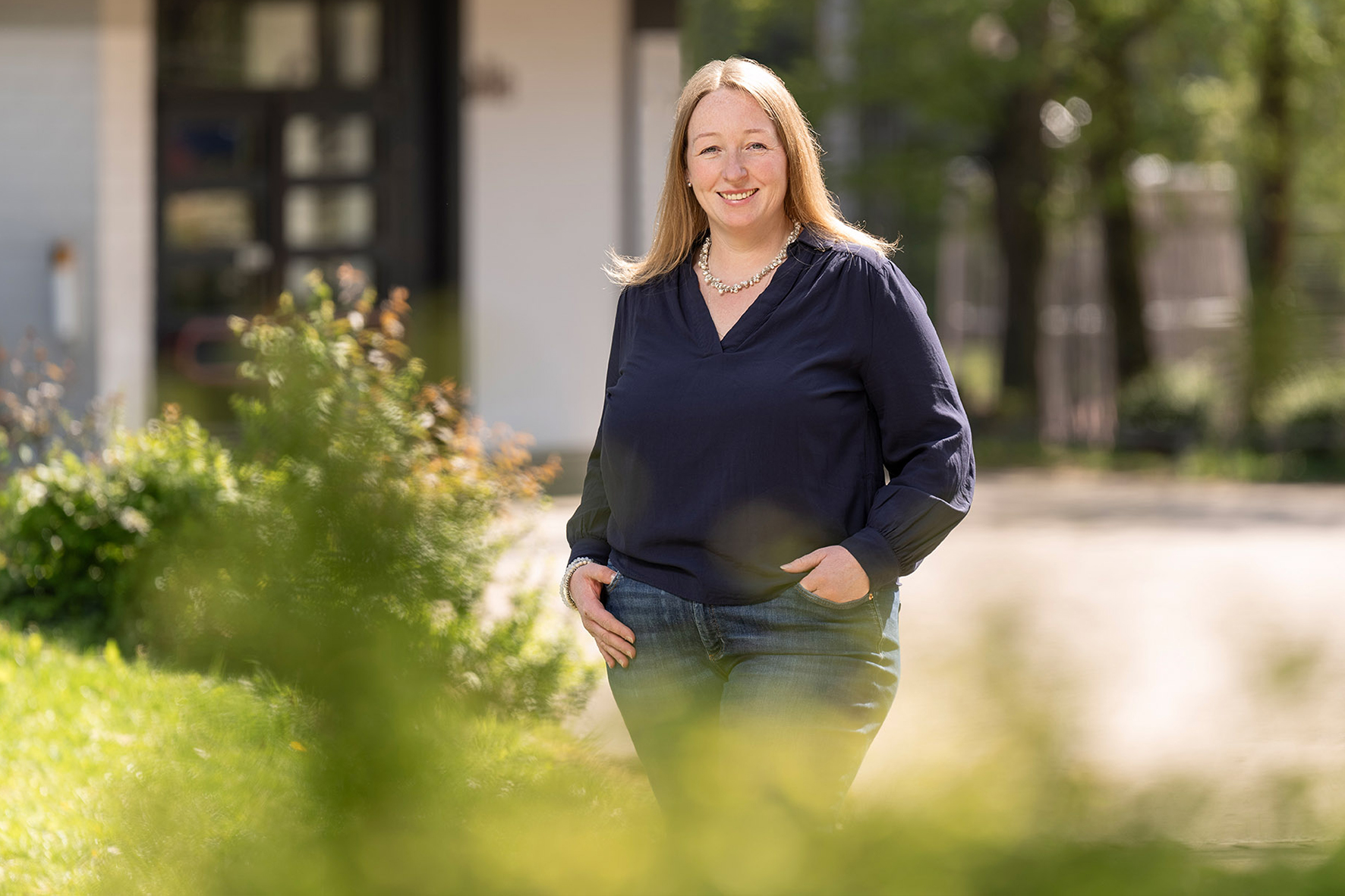 Manuela Ueble, bisherige Gemeinderätin von Zell u. A. steht vor der Gemeindehalle in Zell unter Aichelberg