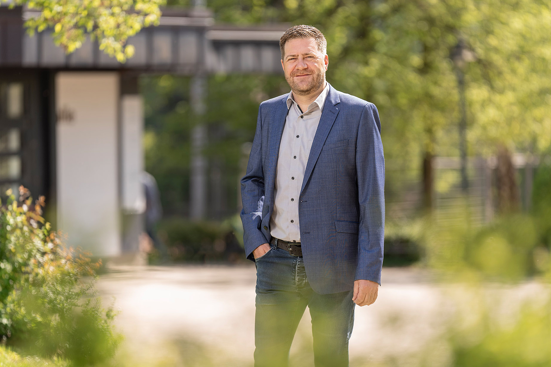 Andreas Doludda, Kandidat für den Gemeinderat von Zell u. A. steht vor der Gemeindehalle Zell unter Aichelberg